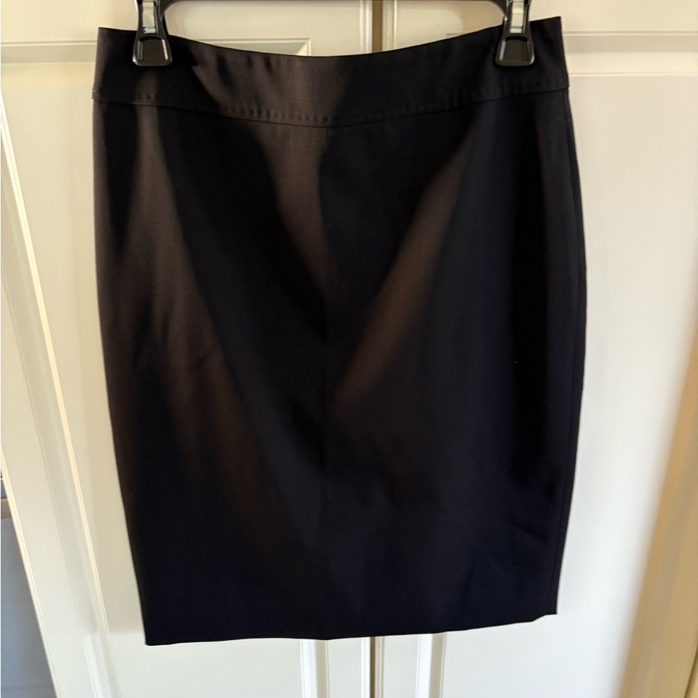 Elegant Elie Tahari Black knee length skirt